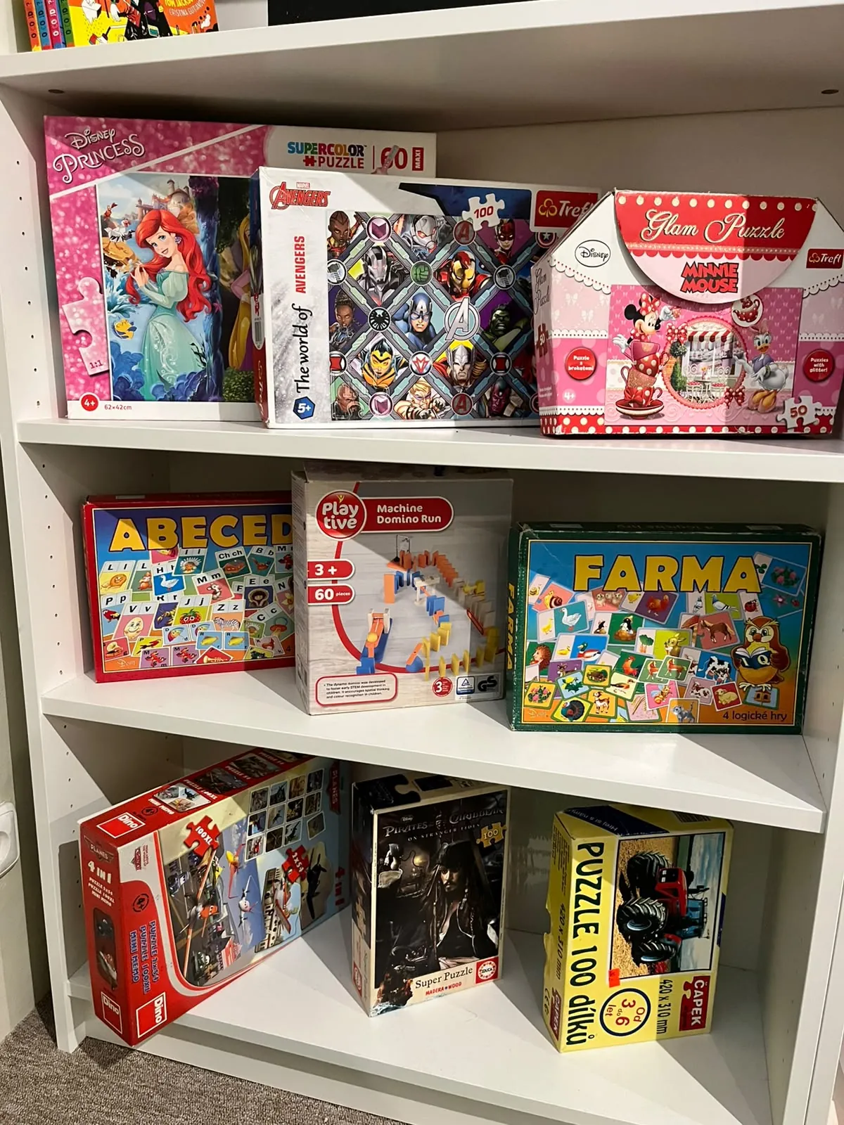 Puzzle a dětské hry na polici