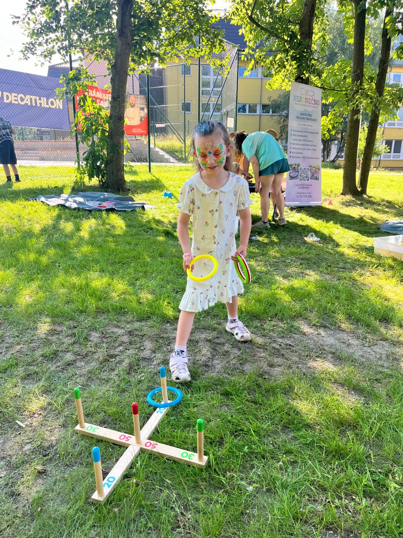 Vítání prázdnin — holčička s kroužky u házecí hry