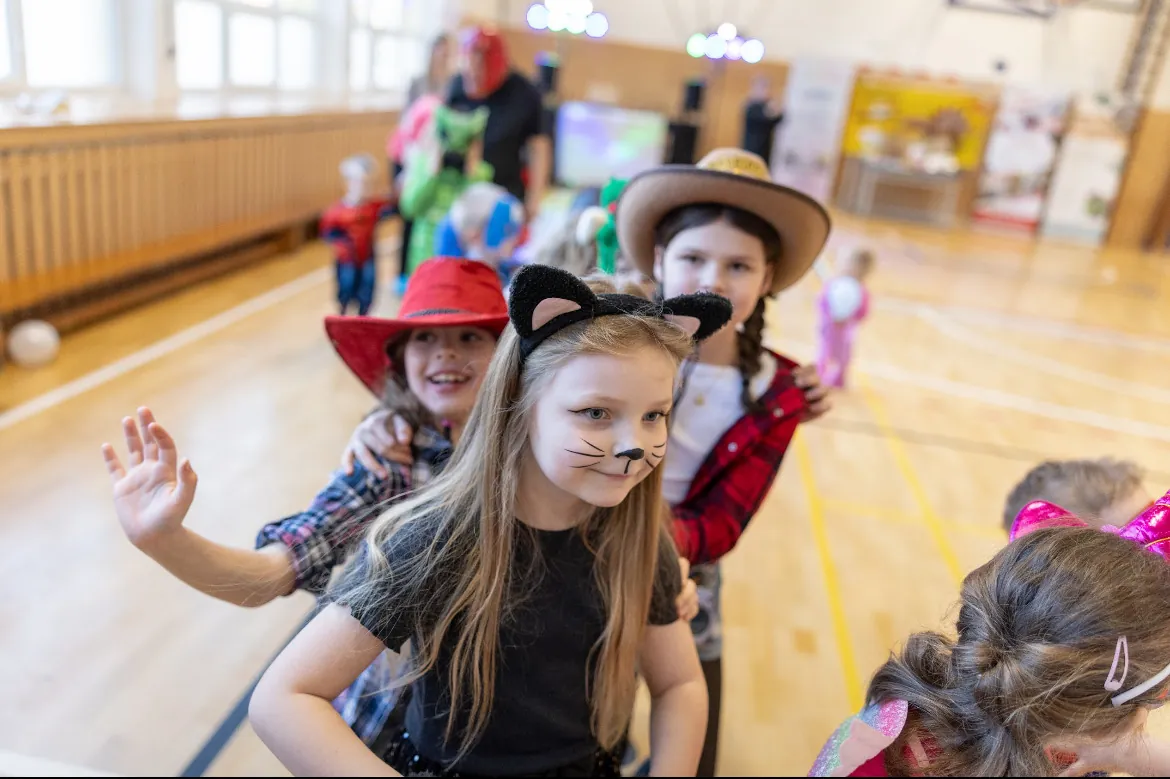 Nekonečný karneval — holčičky v kostýmech kočičky a kovbojky