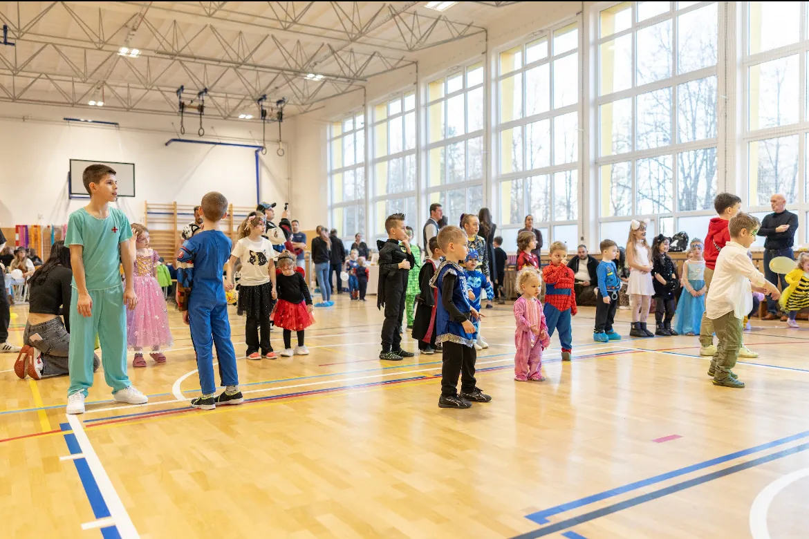 Nekonečný karneval — děti v maskách v tělocvičně