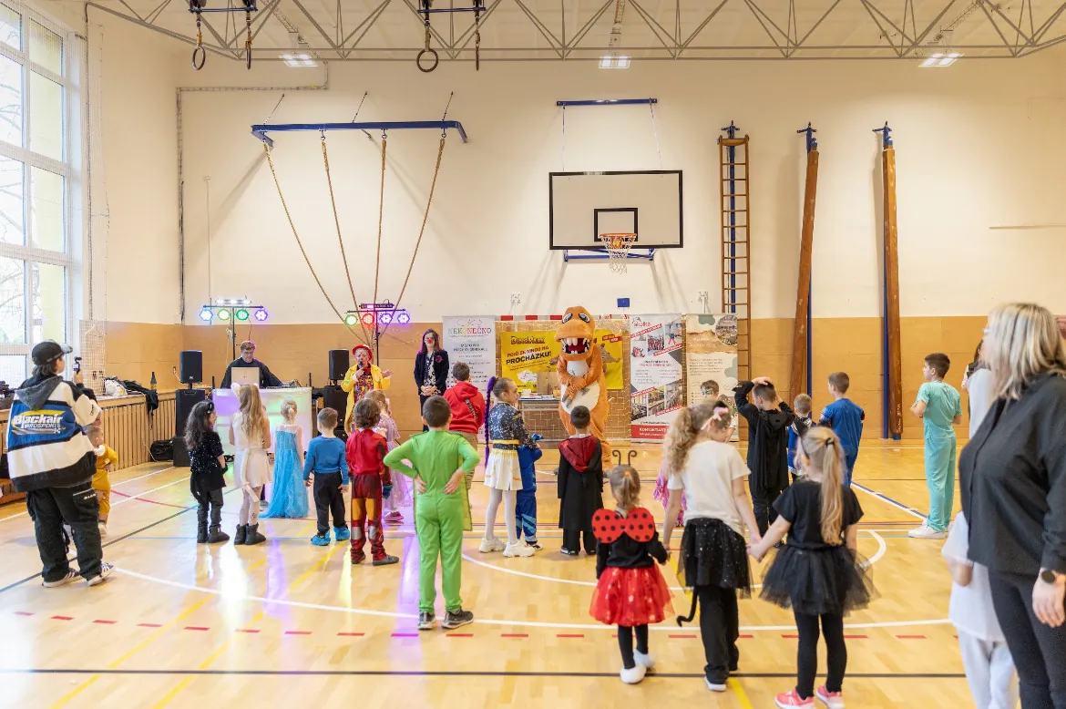 Nekonečný karneval — program na pódiu a děti v kostýmech