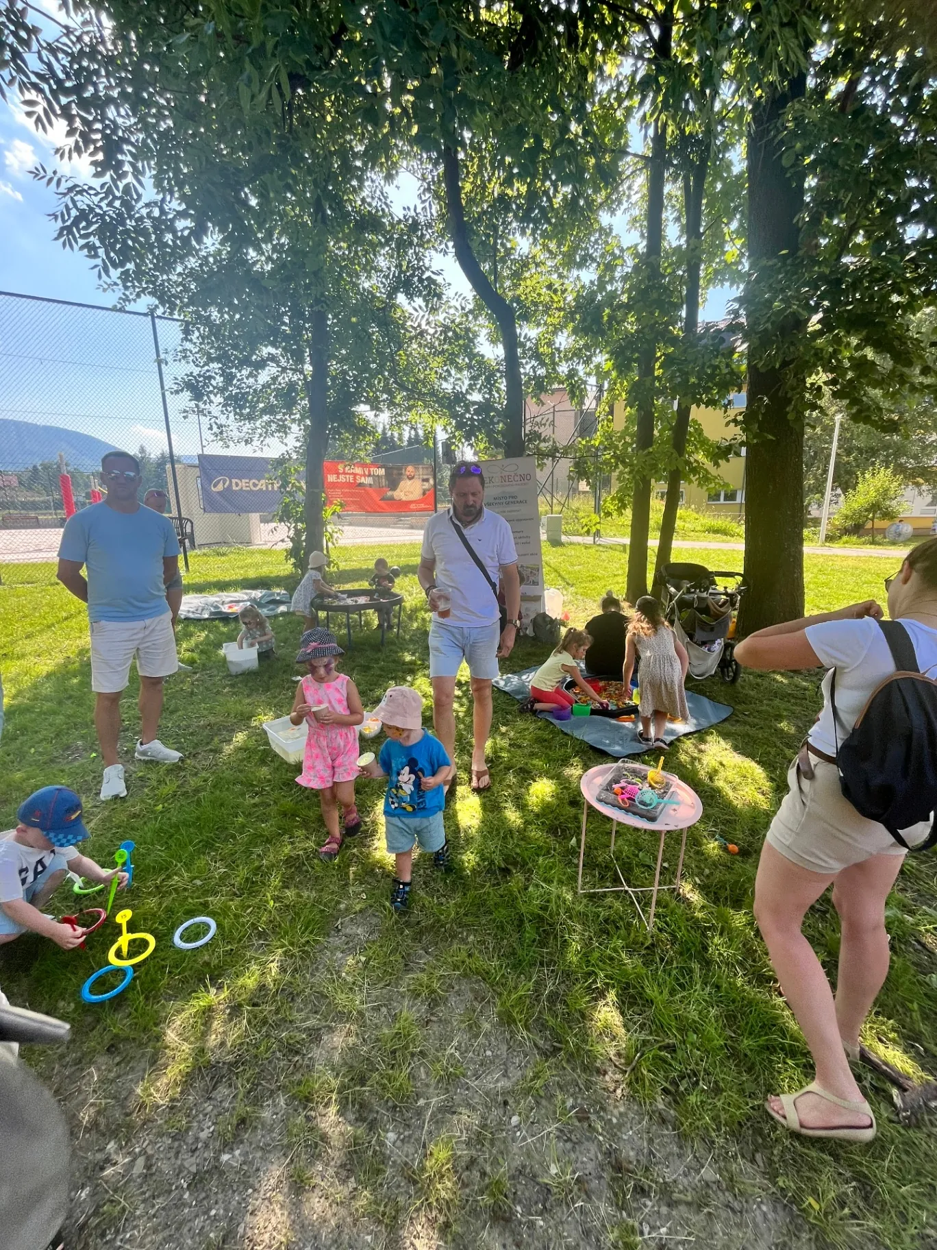 Vítání prázdnin — pohled na celou akci v parku
