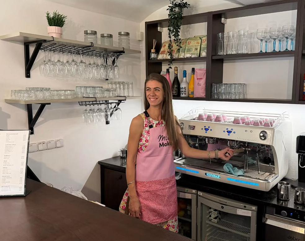 Baristka u kávovaru v Galerce