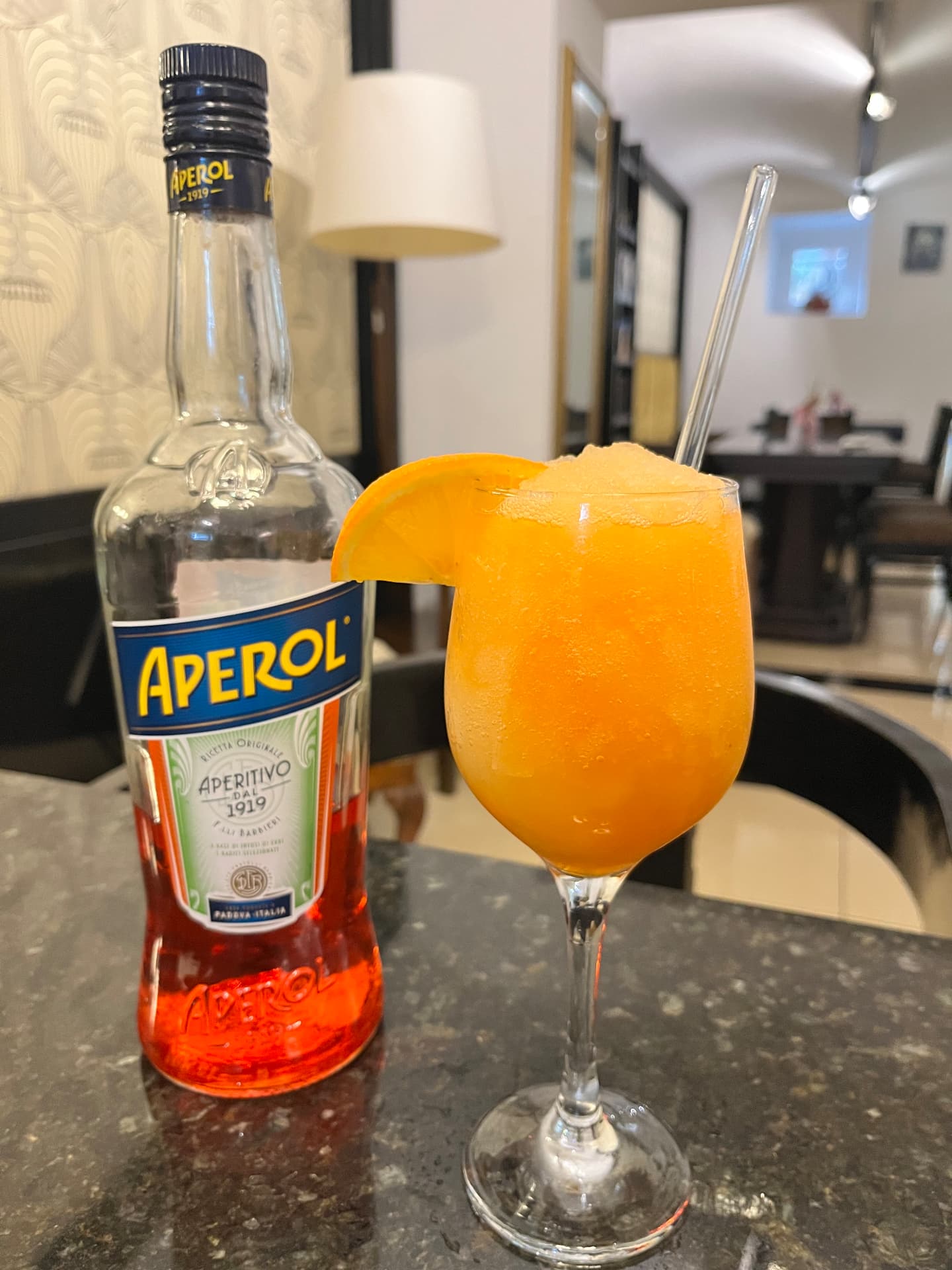 Ledový Aperol Spritz na baru