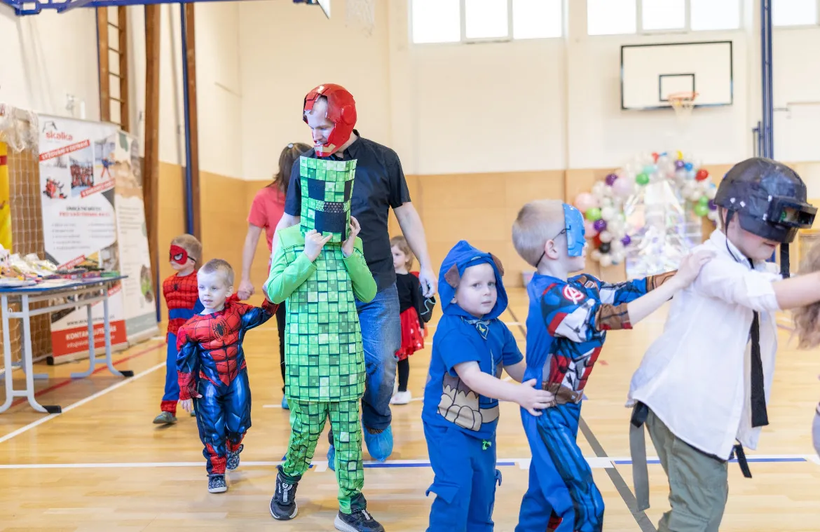 Nekonečný karneval — průvod superhrdinů