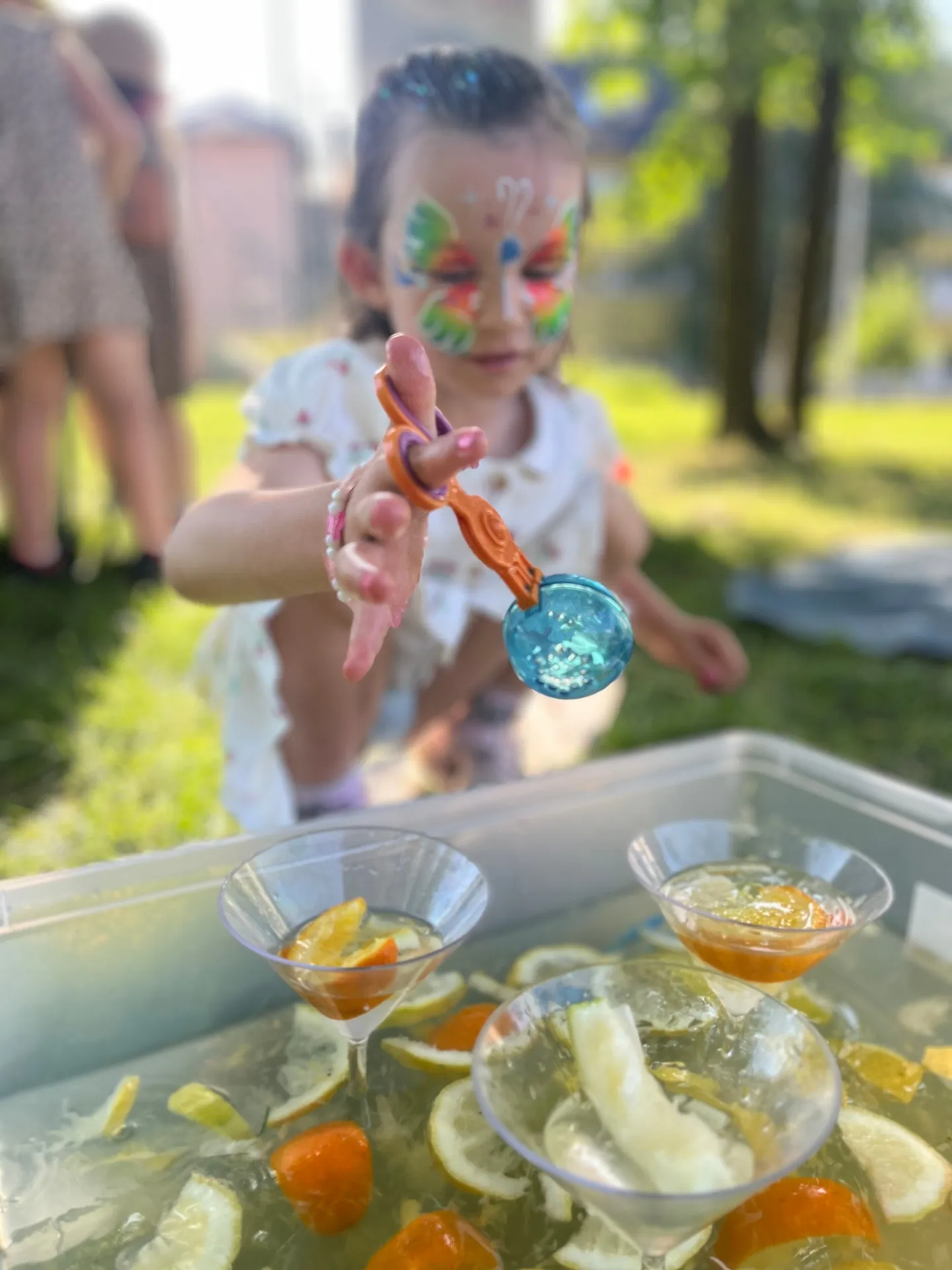 Vítání prázdnin — holčička s pomalovaným obličejem a citronovou nádobou