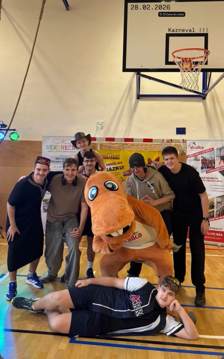 Nekonečný karneval — parta s dinosaurem