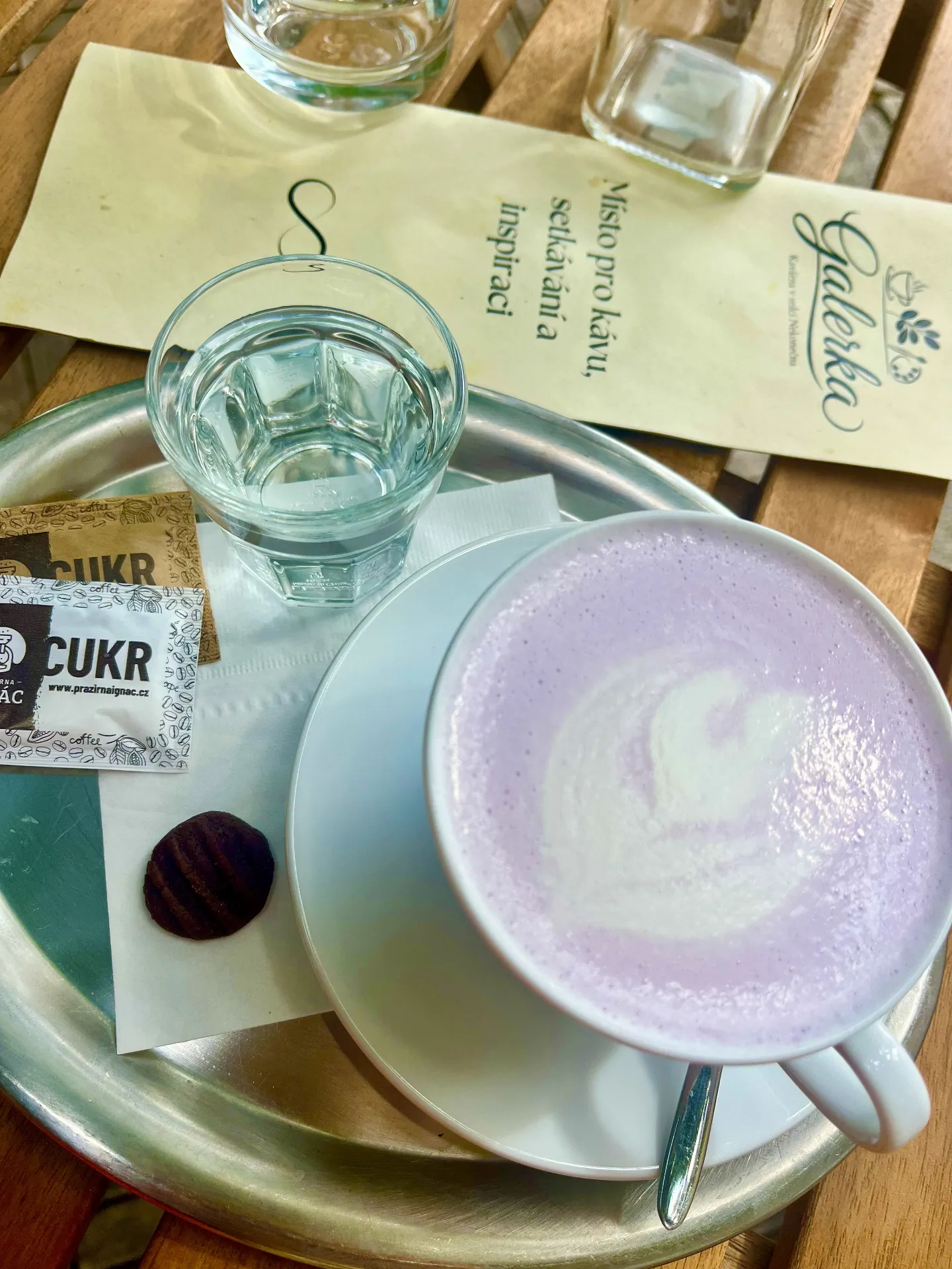 Levandulové latte na podnose