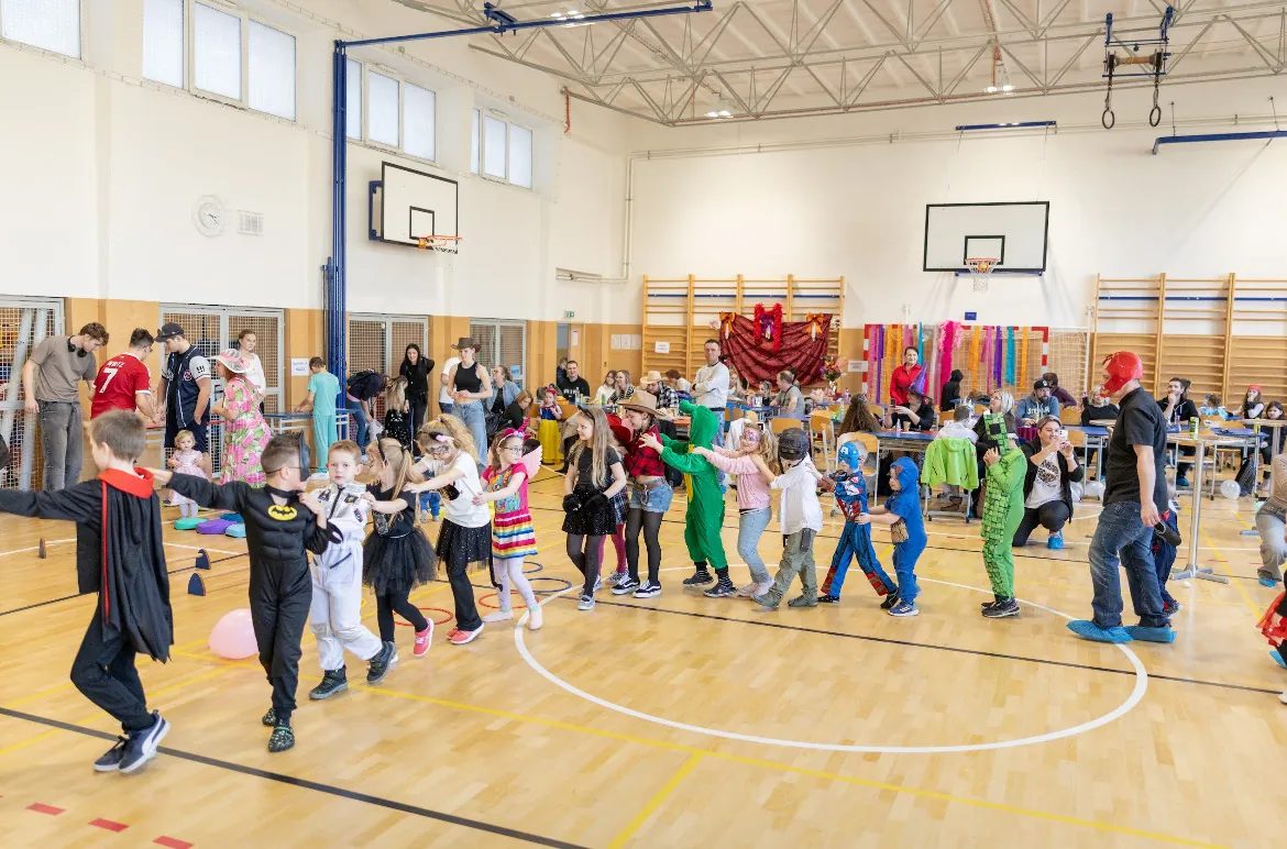 Nekonečný karneval — velký průvod dětí v maskách