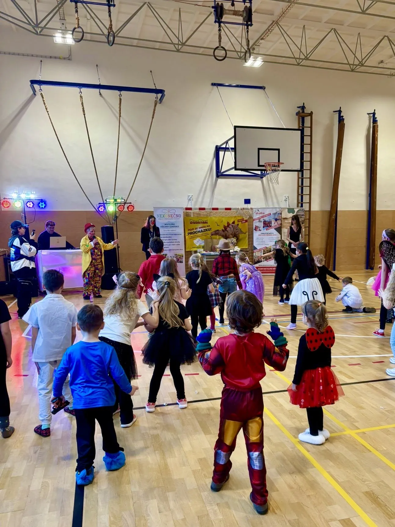 Nekonečný karneval — tanec dětí v kostýmech