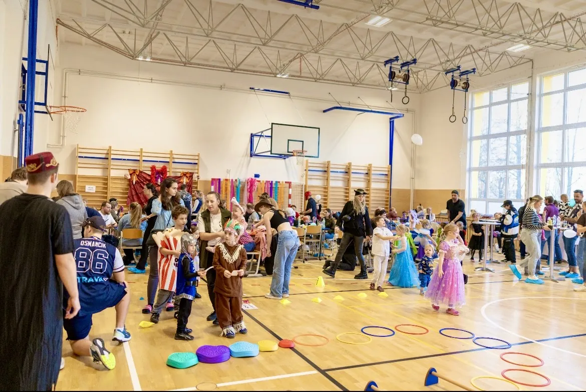 Nekonečný karneval — stanoviště a rodiny v sále