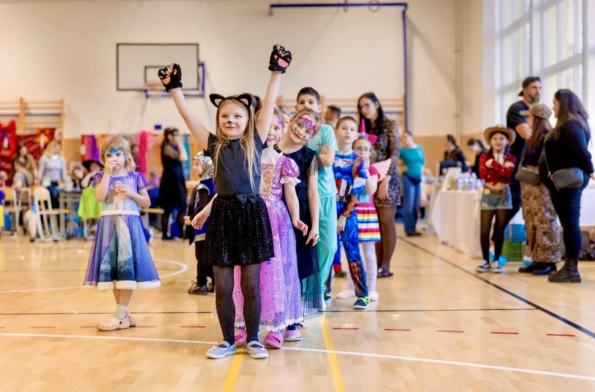 Nekonečný karneval — průvod masek
