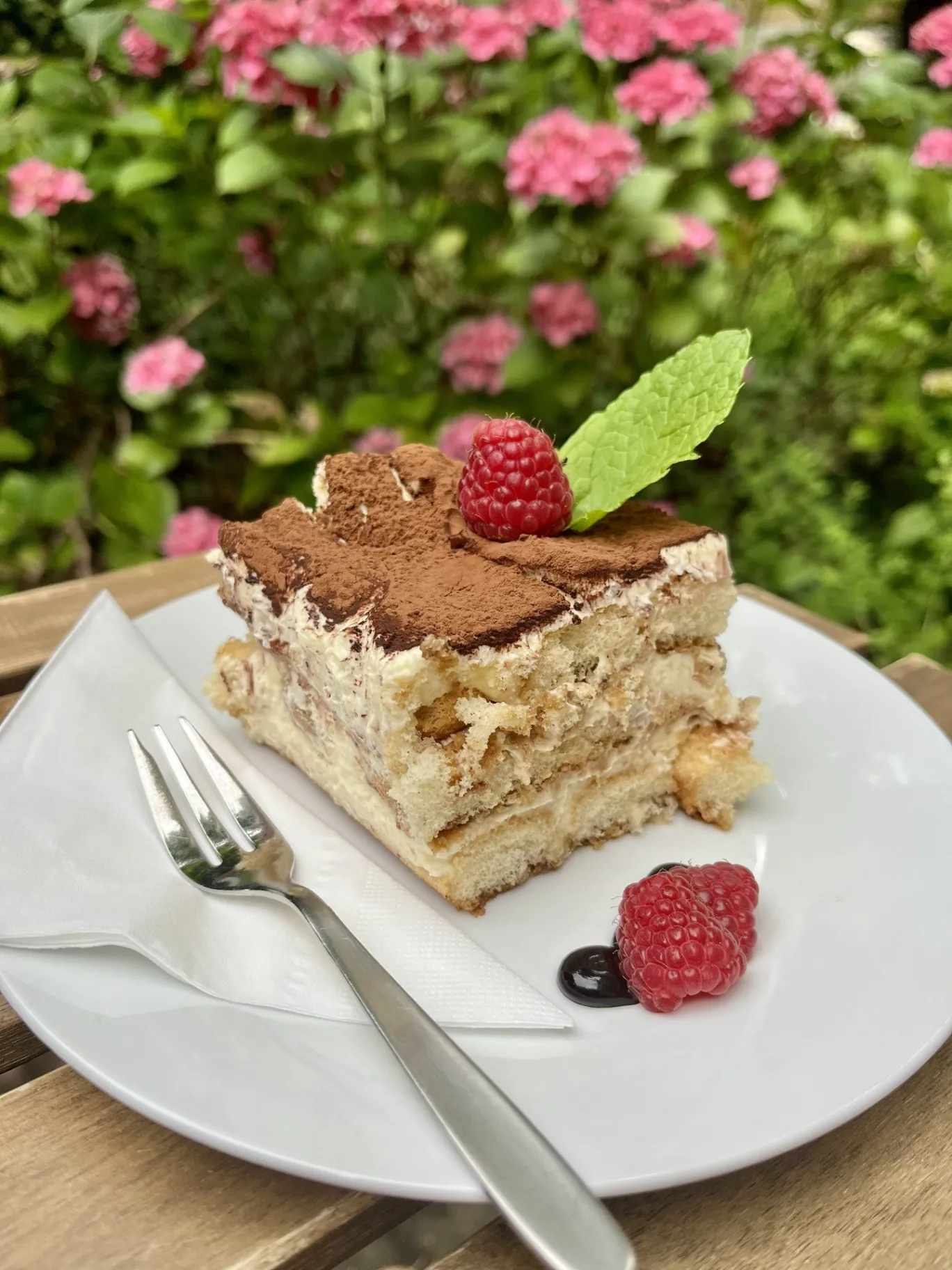 Tiramisu s malinou a mátou