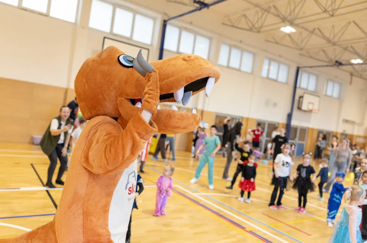 Nekonečný karneval — dinosaurus mezi dětmi