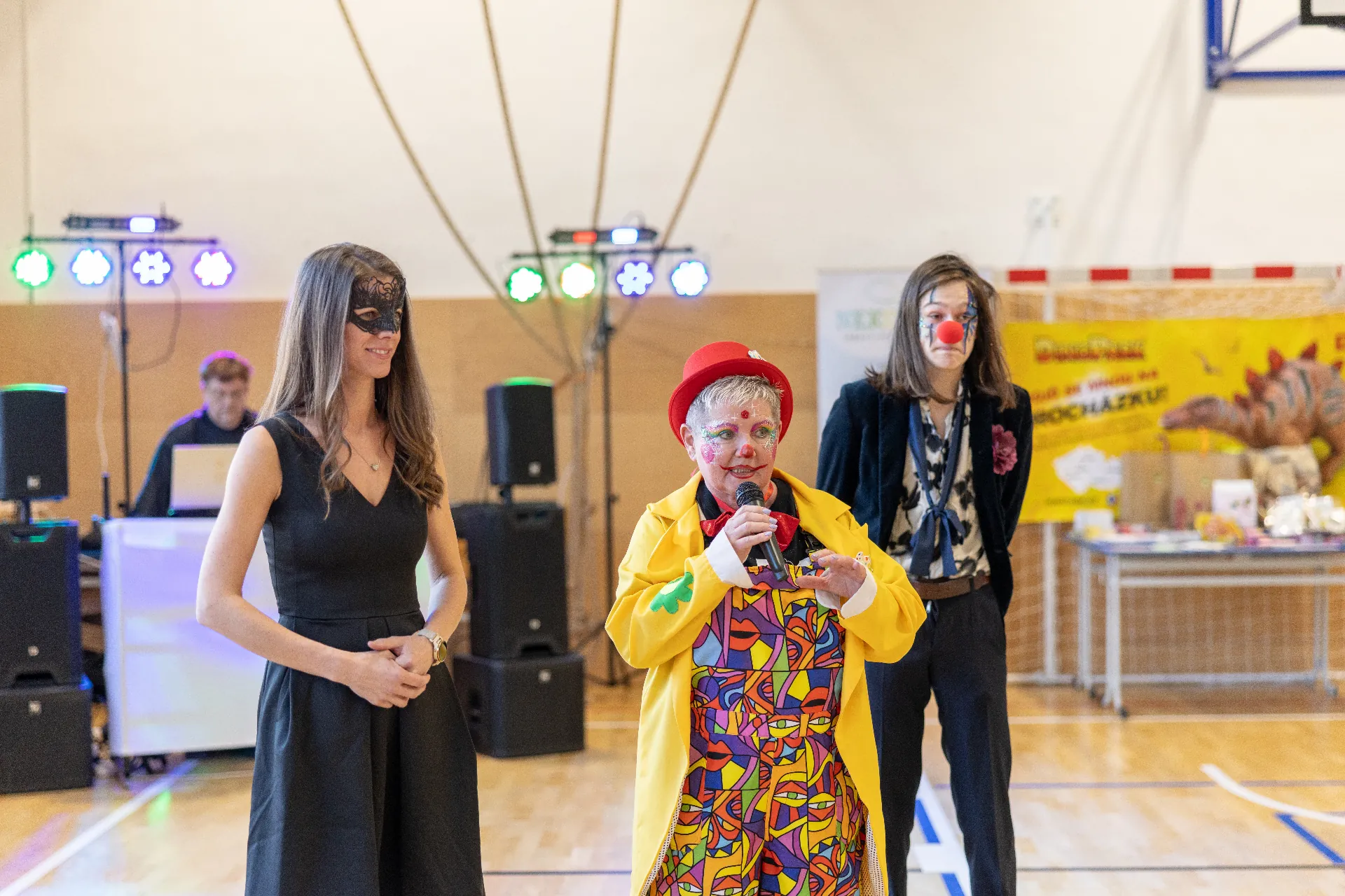 Nekonečný karneval — moderátorka s klaunkou na pódiu