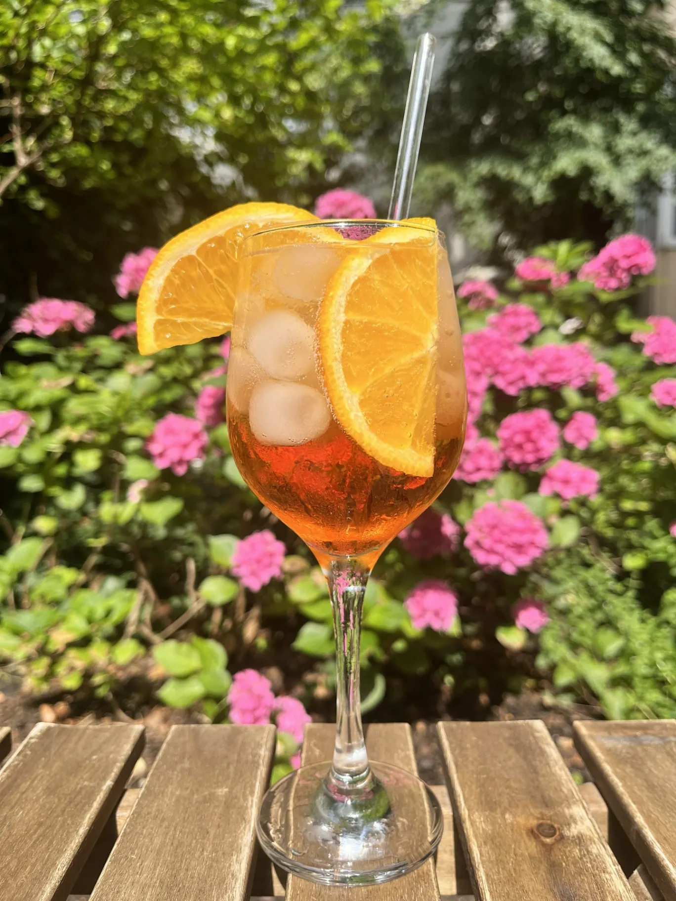 Aperol spritz v zahradě